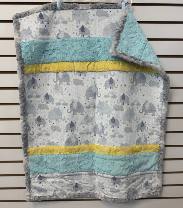 Aqua Elephant Cuddle Quilt